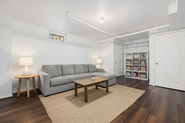 Building Photo - 231 Maple Ave