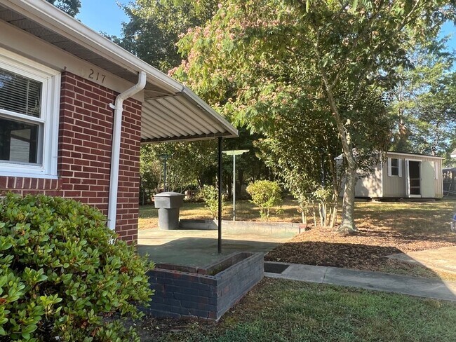 Building Photo - Three bedroom, 1 bath house in Burlington