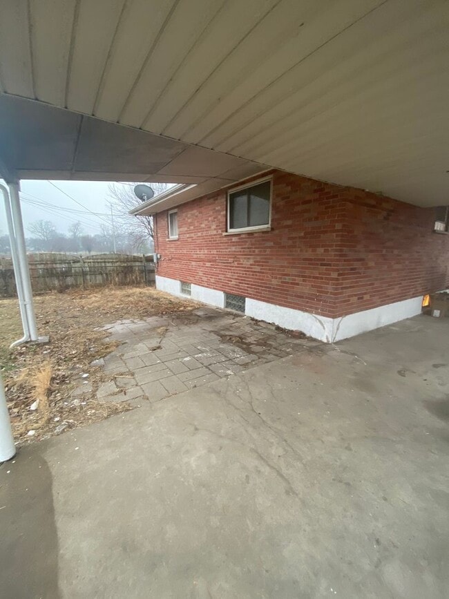 Building Photo - 3 Bed 2 Bath house with finished basement