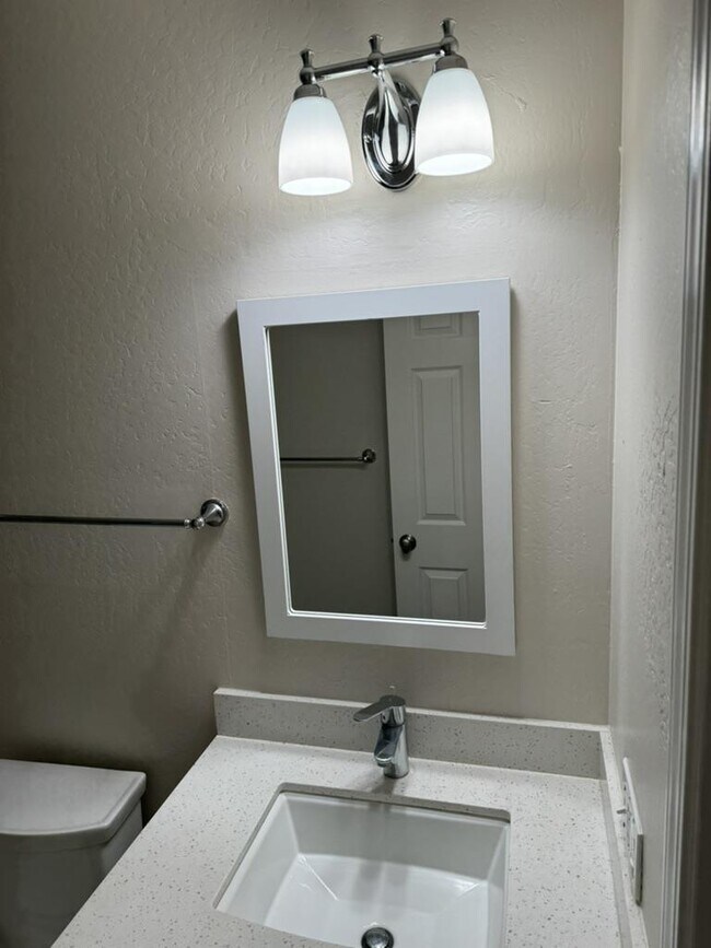 Building Photo - 1070 Mercedes Ave