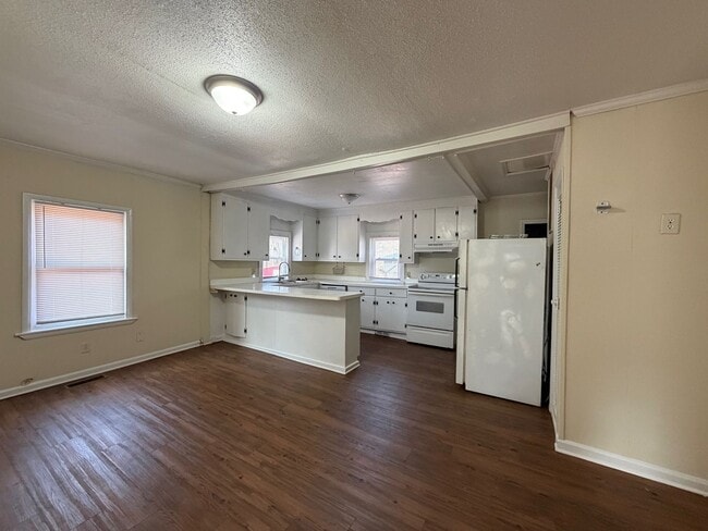 Building Photo - Great Experiences Are Just Around The Corner. Charming 2 bedroom Ranch Style Bungalow.