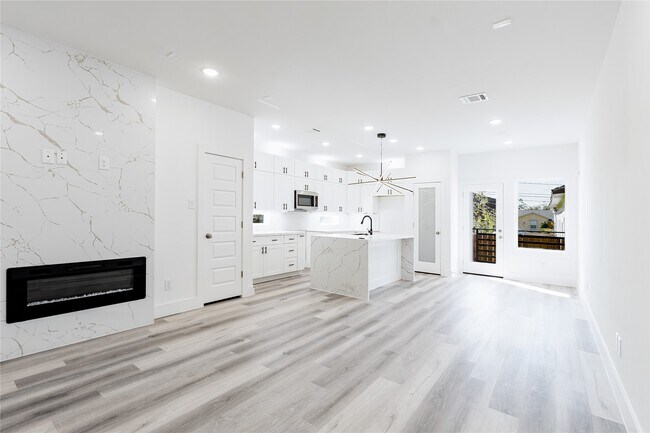 Building Photo - 610 E 41st St