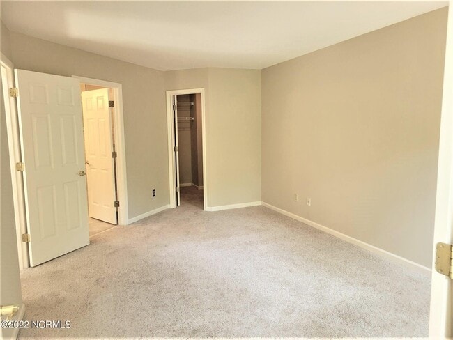 Building Photo - 301 Hampton Dr