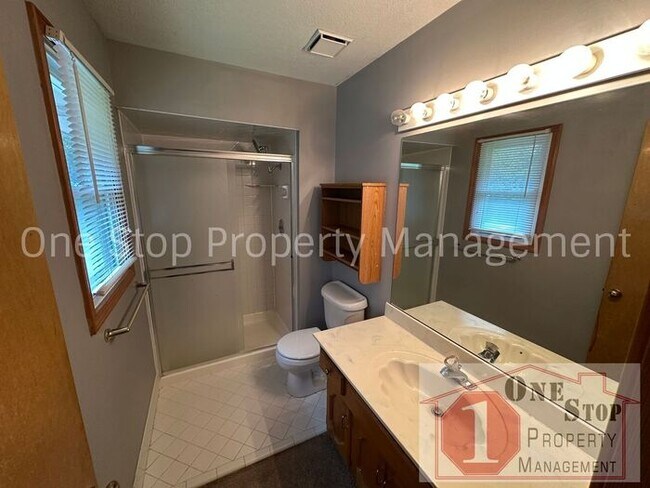 Building Photo - 3 bedroom, 2.5 bathroom home is desirable ...