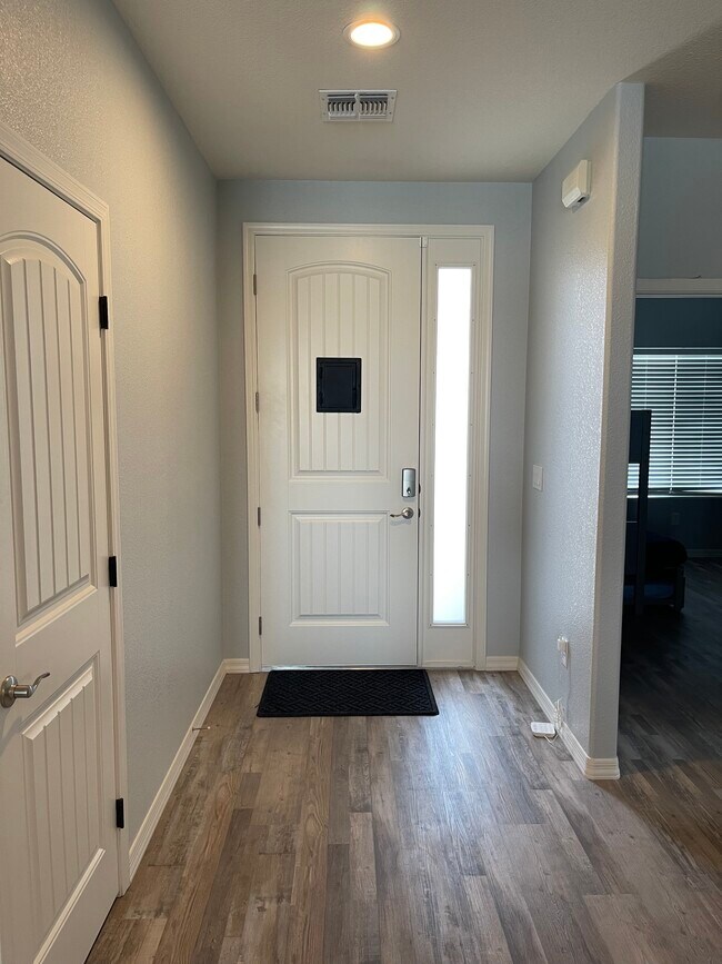 Building Photo - 5879 Desert Lakes Dr