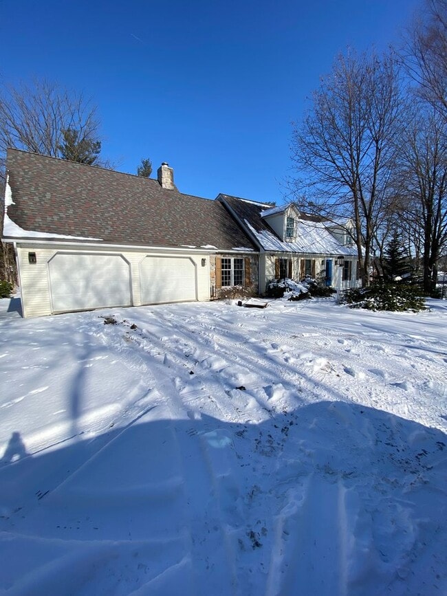 Building Photo - Stunning 3 Bedroom Home with Barn and Over 3 Acres!