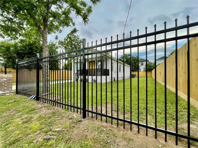 Building Photo - 702 1/2 E 32nd St
