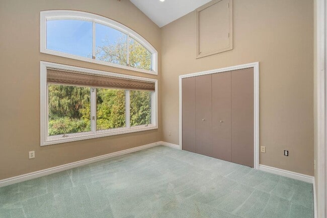 Building Photo - 833 Lakewood Dr