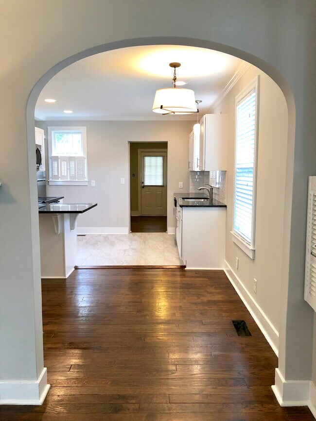 Building Photo - 1721 Oak Dr