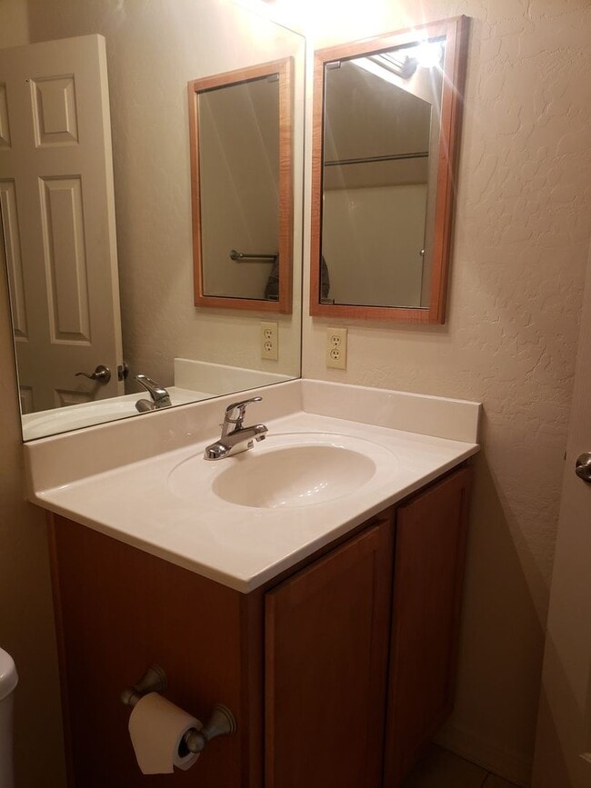 Building Photo - 2 bed / 2 bath - 2 car attached garage