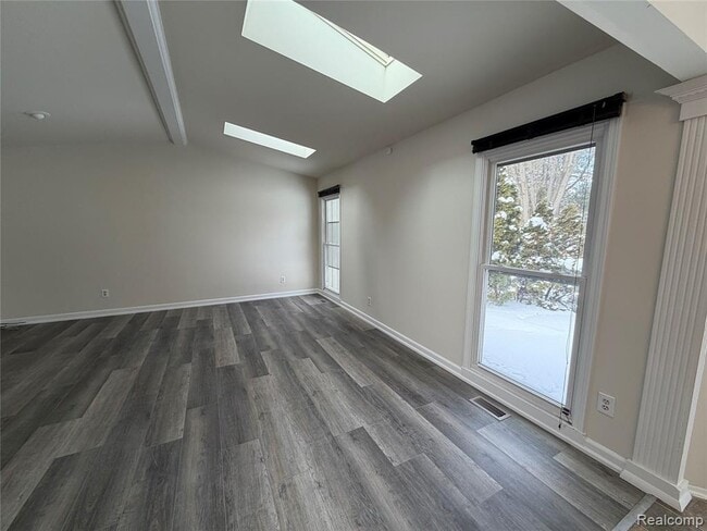 Building Photo - 48 Webb Ave