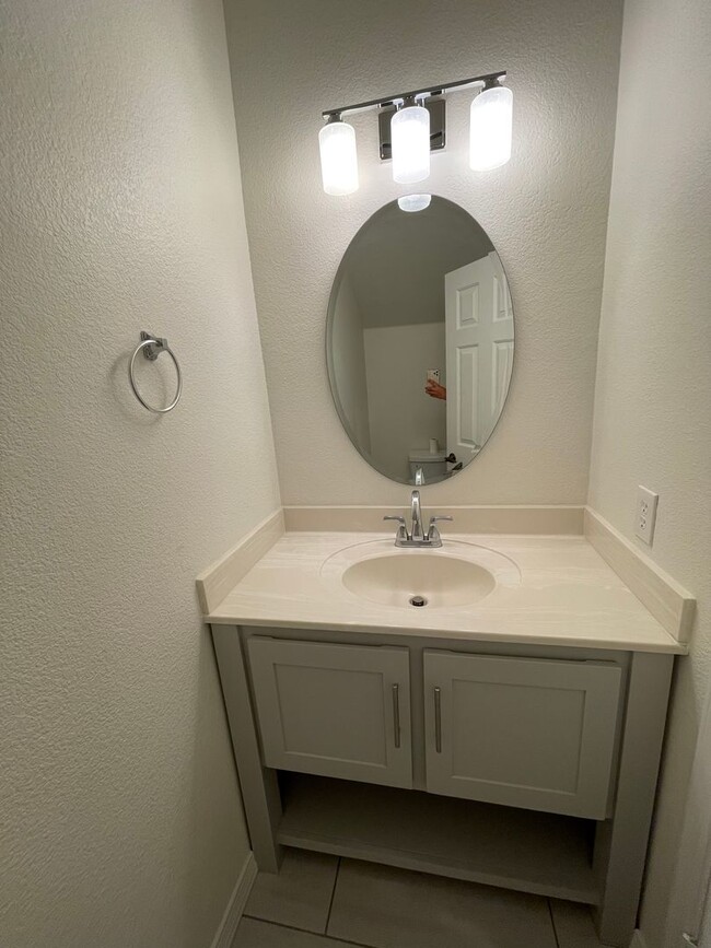 Building Photo - BEAUTIFULLY REMODELED TOWNHOUSE!