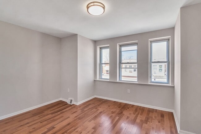 Building Photo - Two bedroom one Bathroom House for rent