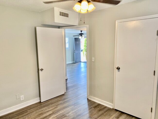 Building Photo - Hillcrest Apts: Rossville 2Bed/1Bath Apart...