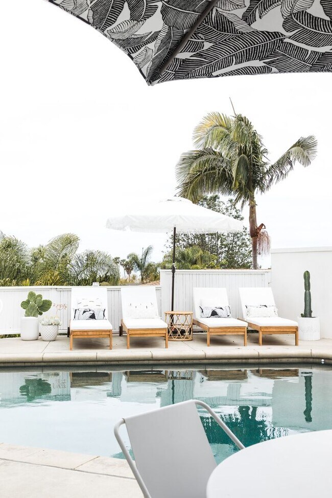 Building Photo - Great private location from this Fully ren...