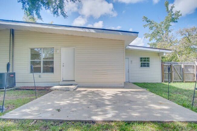 Building Photo - Centrally Located Pensacola 3BR/2BA Home Near Cordova Mall, Pensacola International Airport, Hosp...