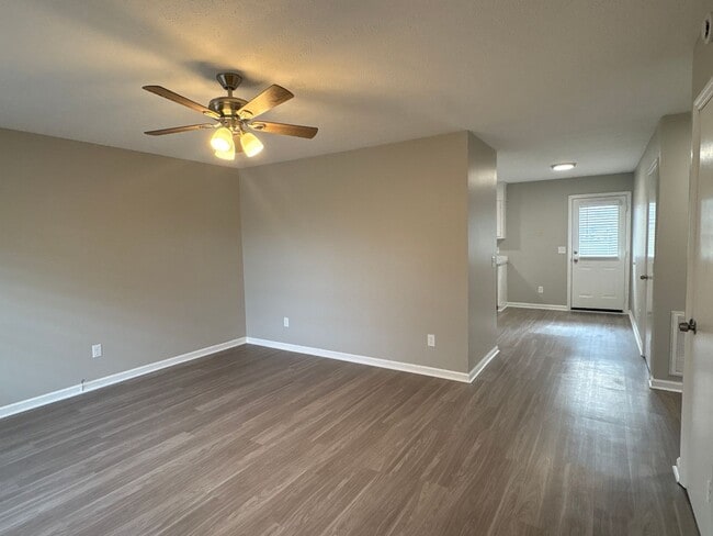 Building Photo - Freshly Renovated Duplex in Manchester!