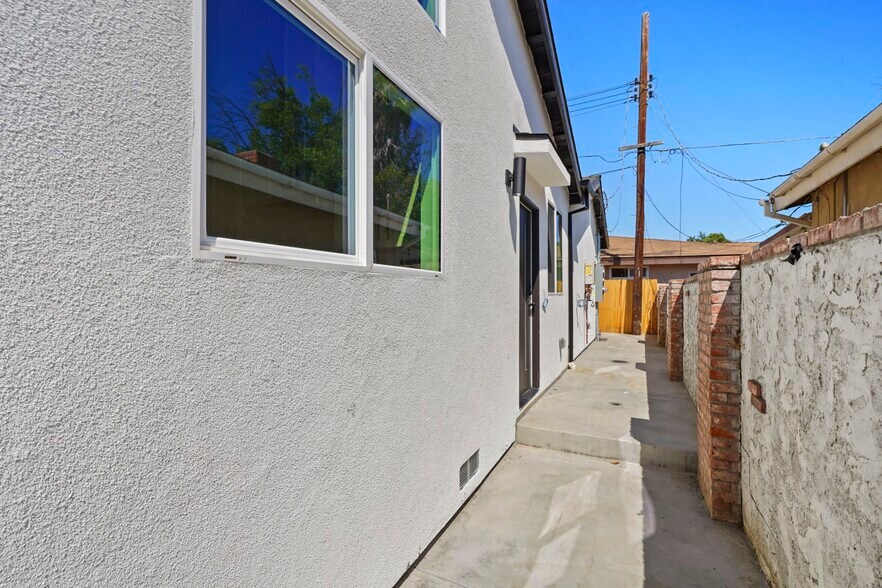 Building Photo - 7906 Oakdale Ave