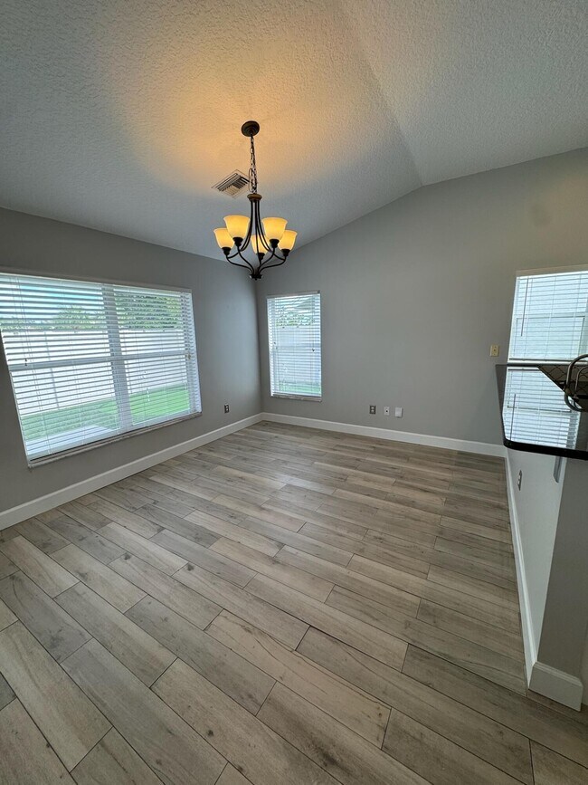 Building Photo - 12872 Meadowbend Dr