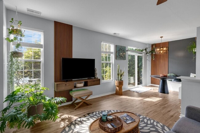 Building Photo - 1221 Courtland Cir