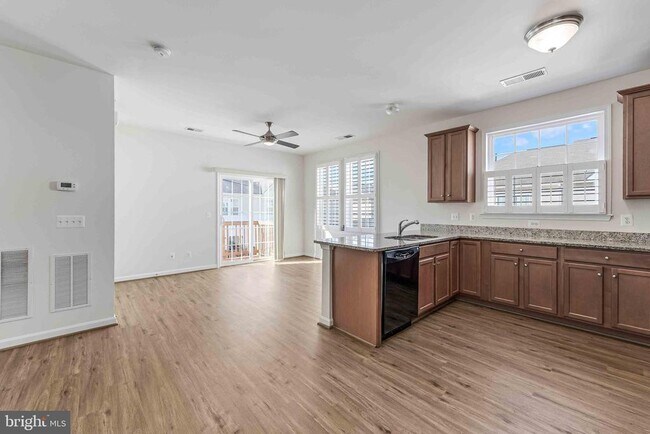 Building Photo - 42235 San Juan Terrace