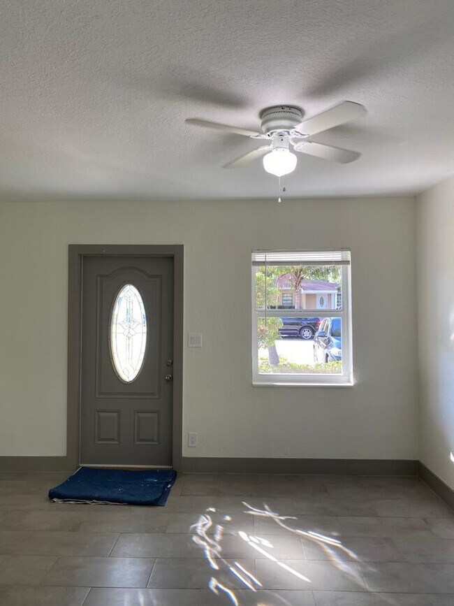 Building Photo - 1218 S B St