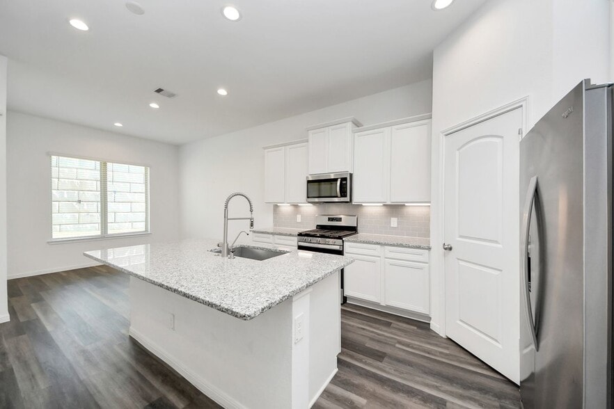 Building Photo - 501 Newcomb Holw Dr