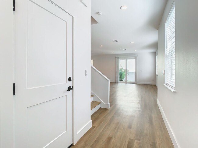 Building Photo - Brand New Constructed Townhouse in South Tampa - Available October 2024