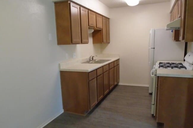 Building Photo - 909 W 7th St