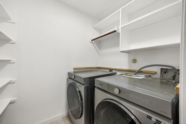 Building Photo - 5427 Stonegate Dr