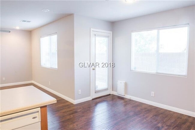 Building Photo - Great 3 bd / 3 bth home in a SW community w/pool & park