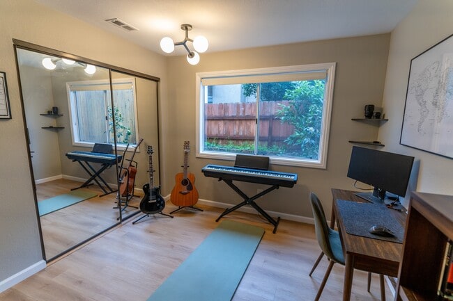 Building Photo - 1304 Palomar Pl