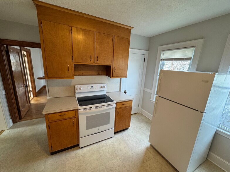 Kitchen with closet space - 34 Nesbit Ave