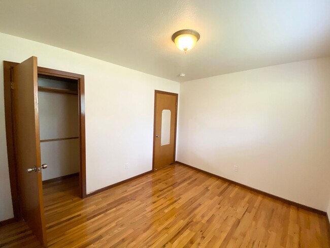 Building Photo - Price reduced! Nicely updated kitchen in t...