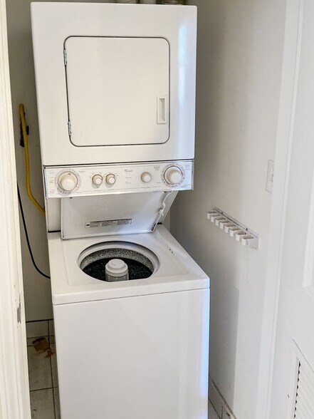 Building Photo - 1819 W Leland Ave