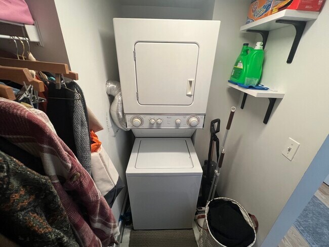 Building Photo - 565 W Quincy St