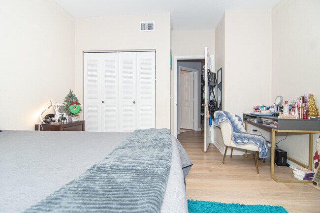 Building Photo - 350 Crestwood Cir