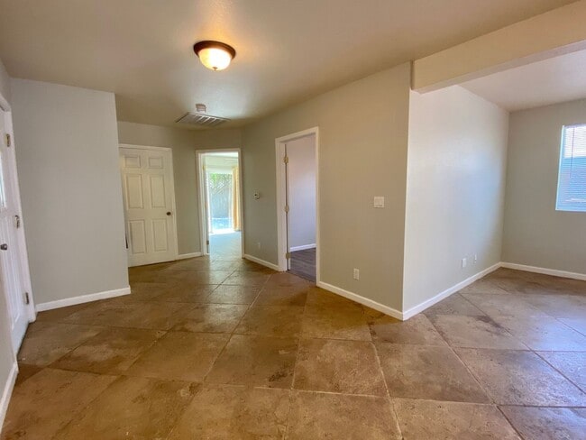 Building Photo - Charming 2 Bedroom Westside Petaluma Bungalow