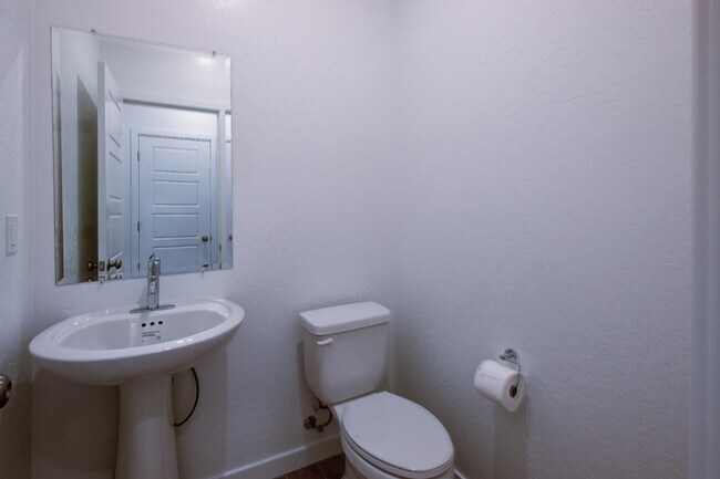 Building Photo - 905 Plum Tree Ave