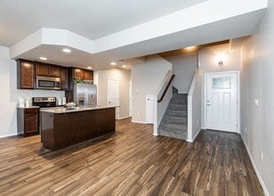 Building Photo - Centrally Located End Unit 3 Bed Townhouse in D20