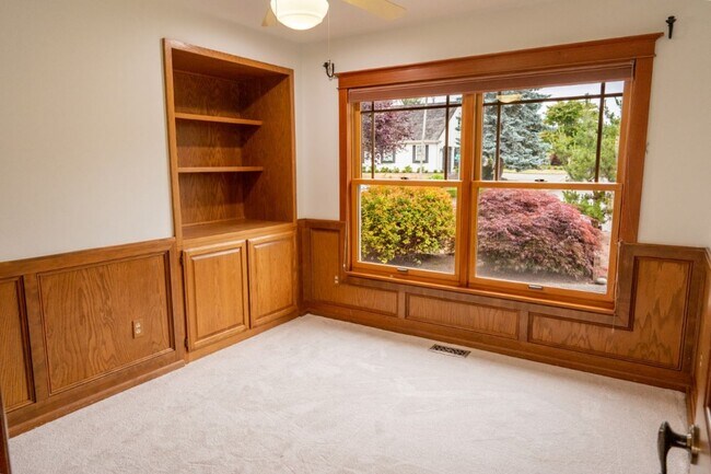 Building Photo - 3Bd/3Ba Bellevue House