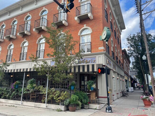 Building Photo - 25 Laurel Ave