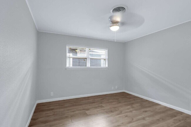 Building Photo - Charming and Spacious 4 Bedroom Home with ...