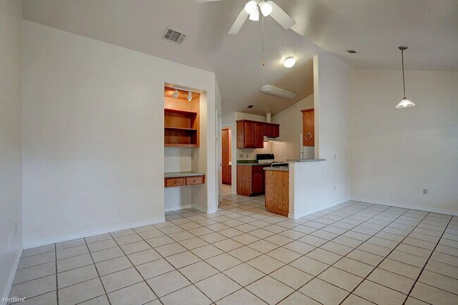 Building Photo - "Cozy 1-Bedroom Retreat in San Marcos – Perfectly Sized at 651 Sq Ft on Burleson Street!"