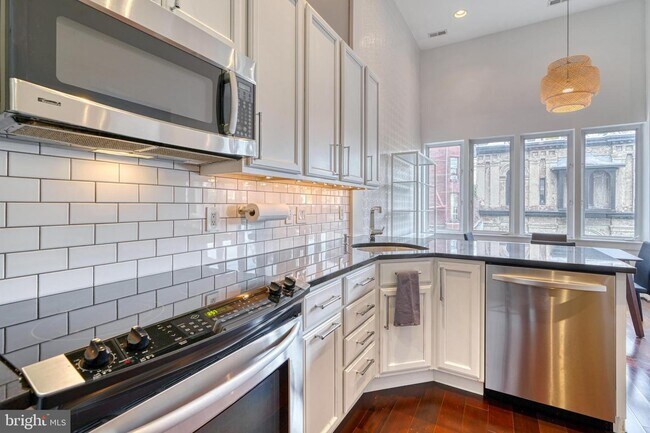 Building Photo - 12 E Mt Vernon Pl