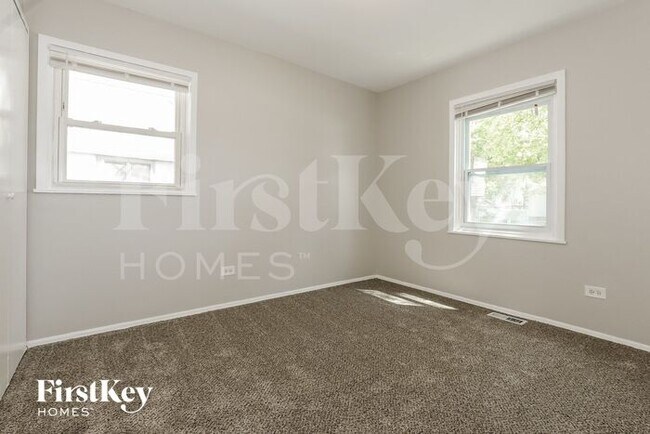 Building Photo - 124 S Chestnut Ln