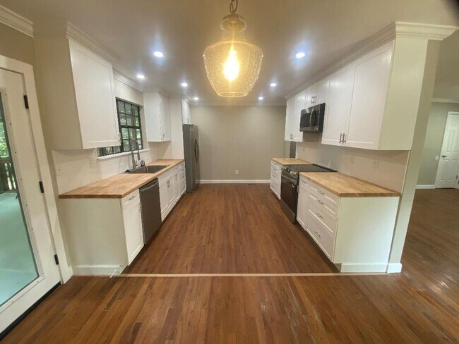 Building Photo - 1305 Sun Cir
