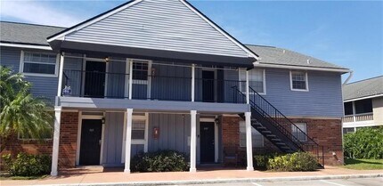 Building Photo - 200 Country Club Dr