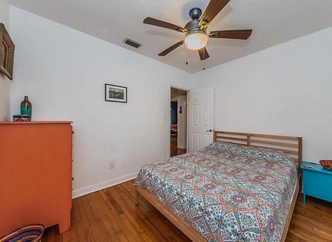 Building Photo - 3 bedroom 1 bath home with a large yard an...