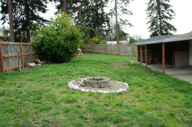Building Photo - 952 NE Netlam Ln